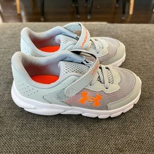 NWOT Kids under armour sneakers size 9